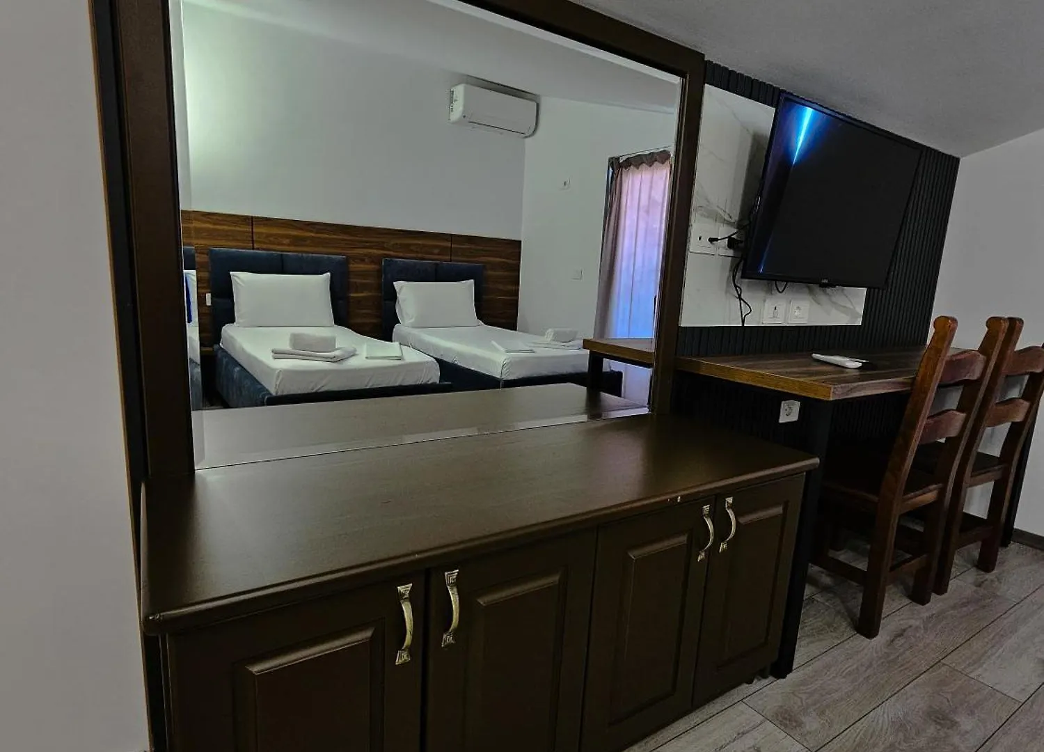Hotel Agron Tirana 0*,  Albania